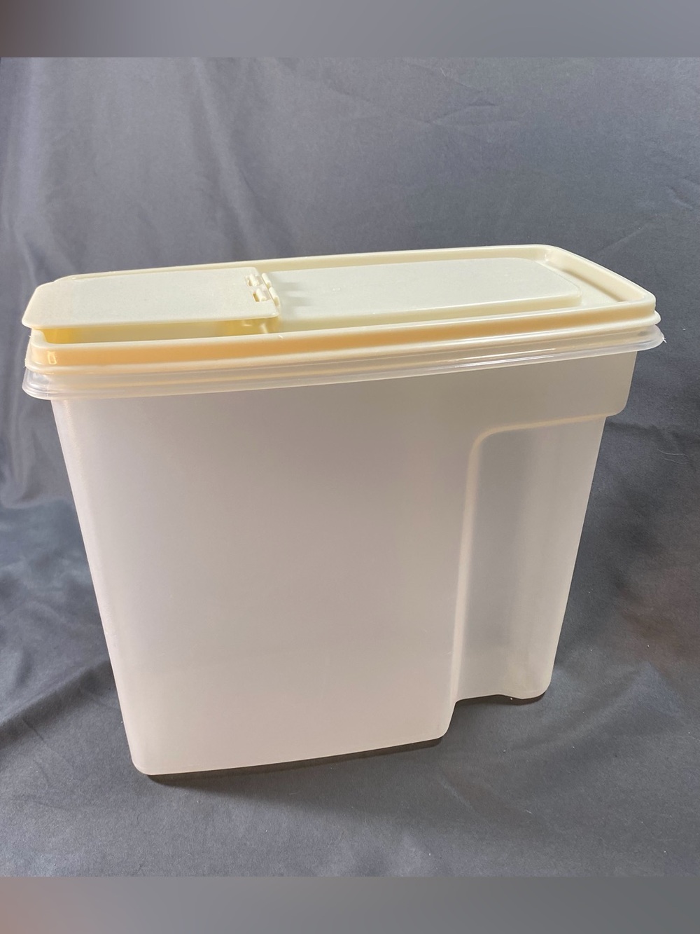 Rubbermaid #2 - 1.3 gallon Servin’ Saver Food Saver, Camping, Almond Lid